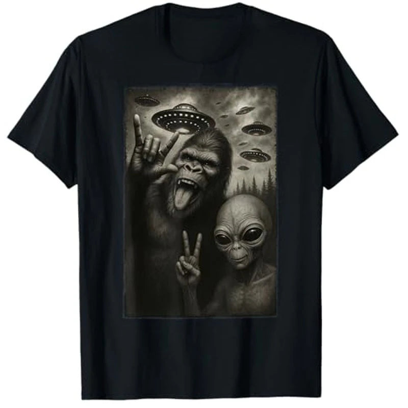 HOT SALE Fun Selfie of Bigfoot Bigfoot Hand Logo on A Stone UFO T-shirt Bigfoot and Alien Enthusiast Y2k Graphic T-shirt