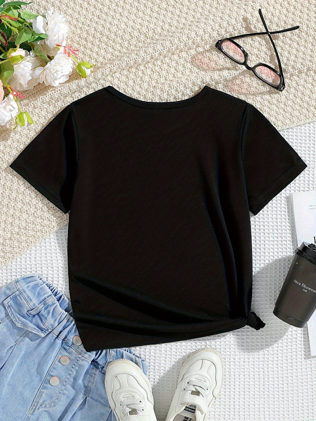 A Casual And Trendy Short-Sleeved T-Shirt Featuring a Cartoon of a Small Black Cat, Perfect for Enjoying Milk Tea. This Elastic Round-Neck Top Is Ideal for ' Everyday Wear in The Spring And Summer