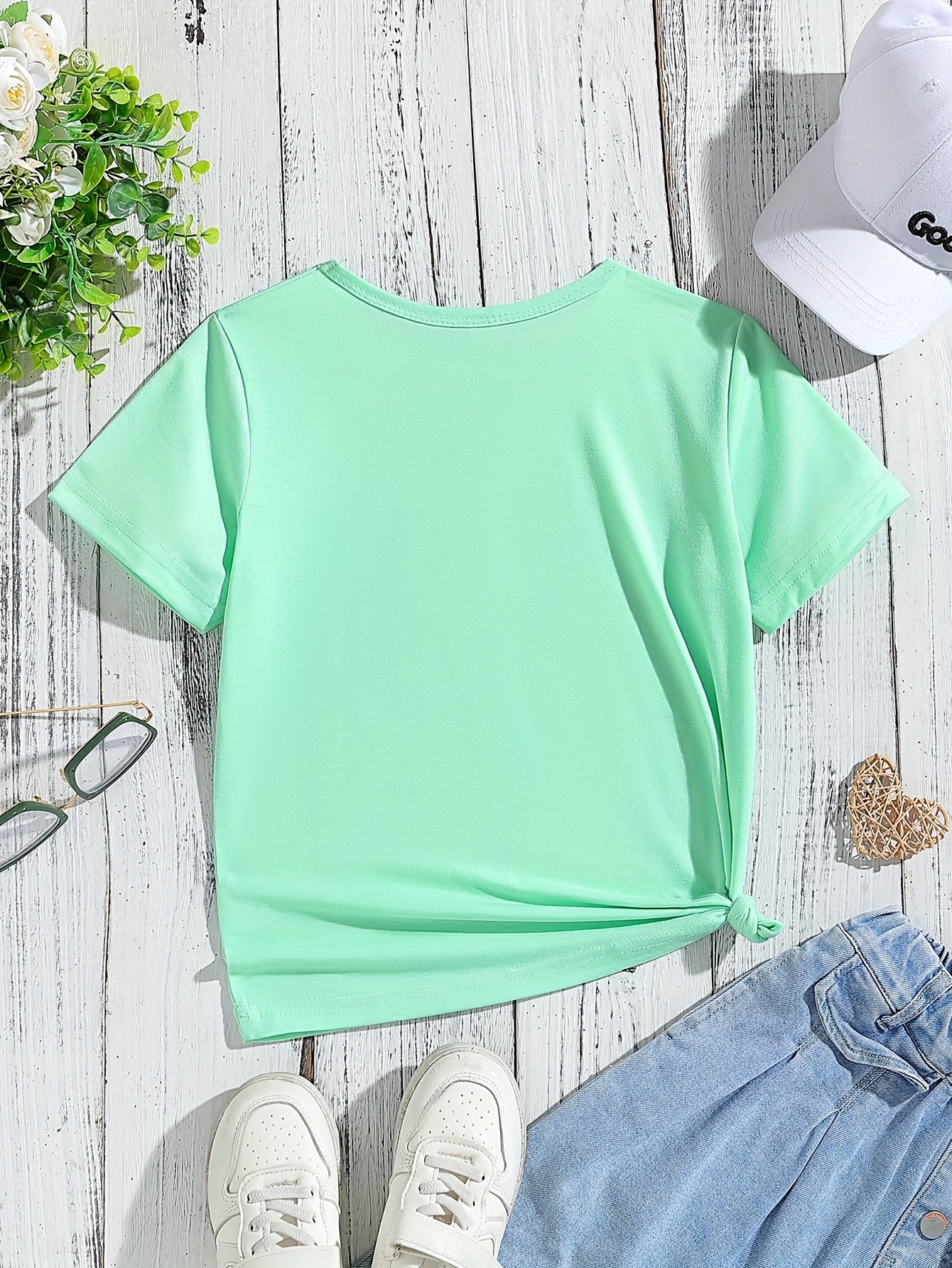 A Charming And Laid-Back Cartoon-Patterned Letter Tee for Girls, Perfect for Summer with Its Short Sleeves And Round Neck Design