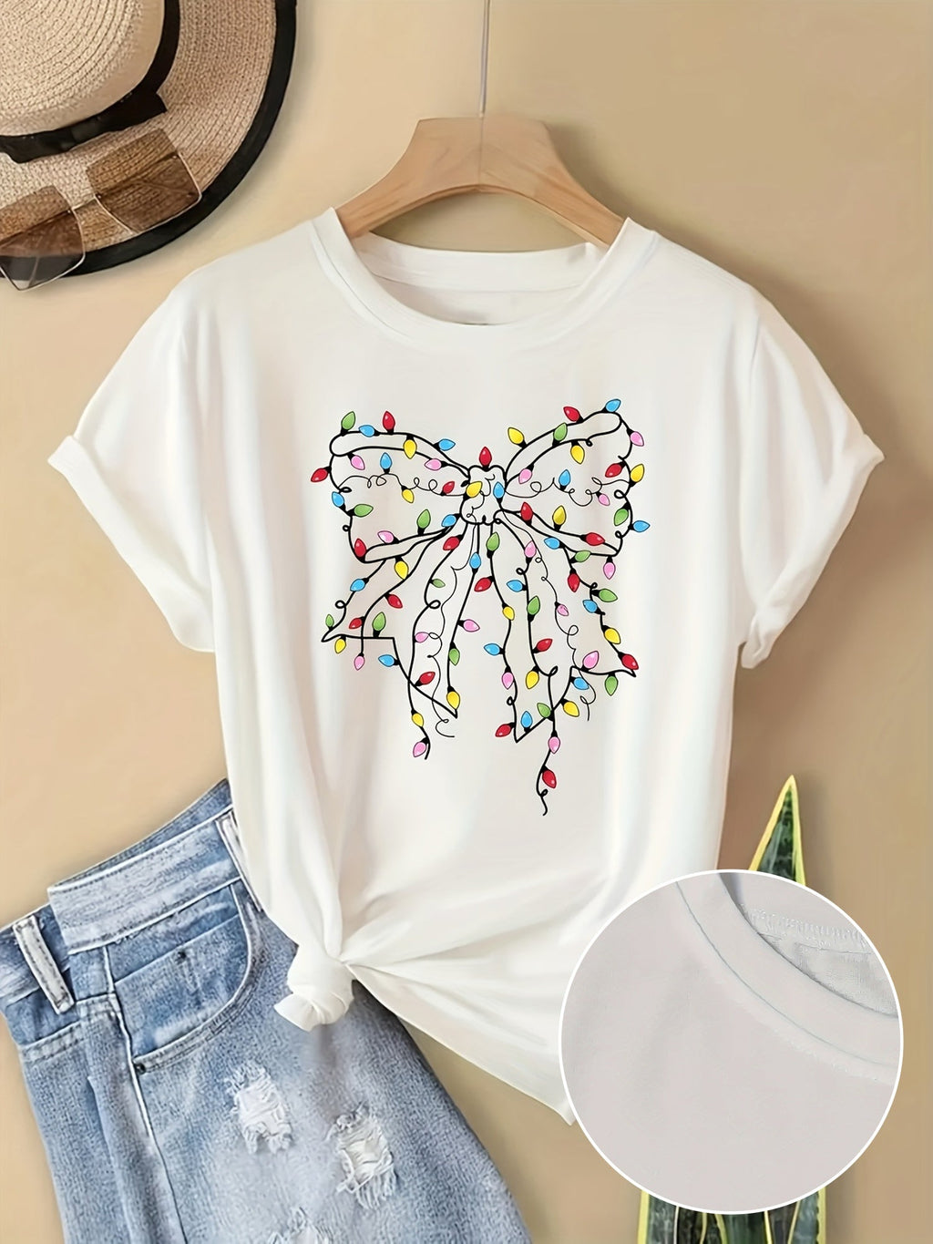 Women'S Short-Sleeve Top with a Round Neck Featuring a Stylish Print of Christmas Lights And Bows